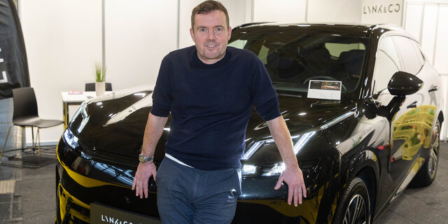 Chris Hofer steht vor einem Auto