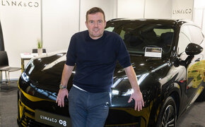 Chris Hofer steht vor einem Auto