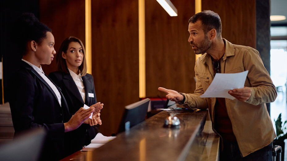 Ein Gast beschwert sich an der Rezeption.