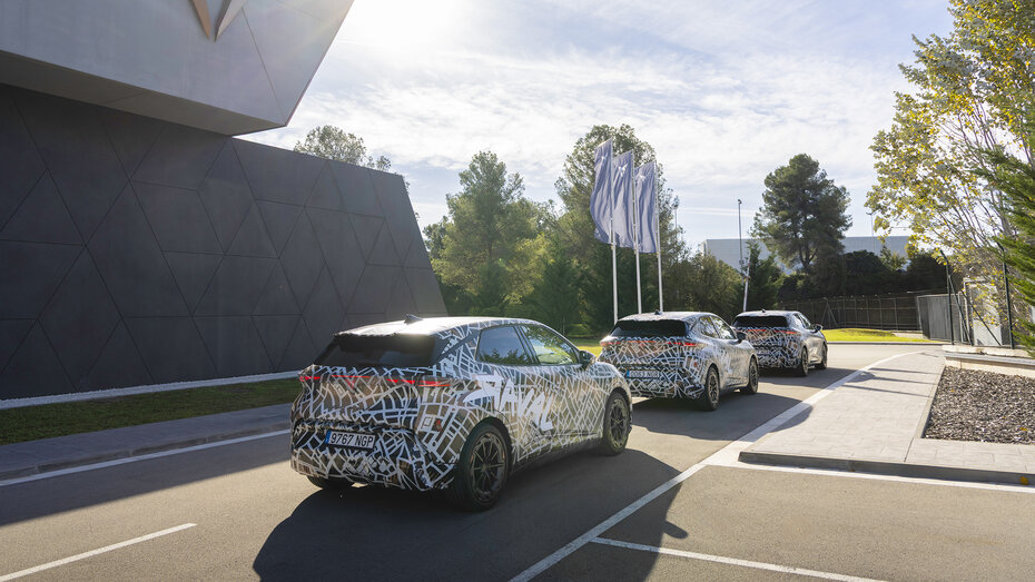 Drei mit Tarnfolie folierte Cupra Raval stehen hintereinander auf einer Straße.