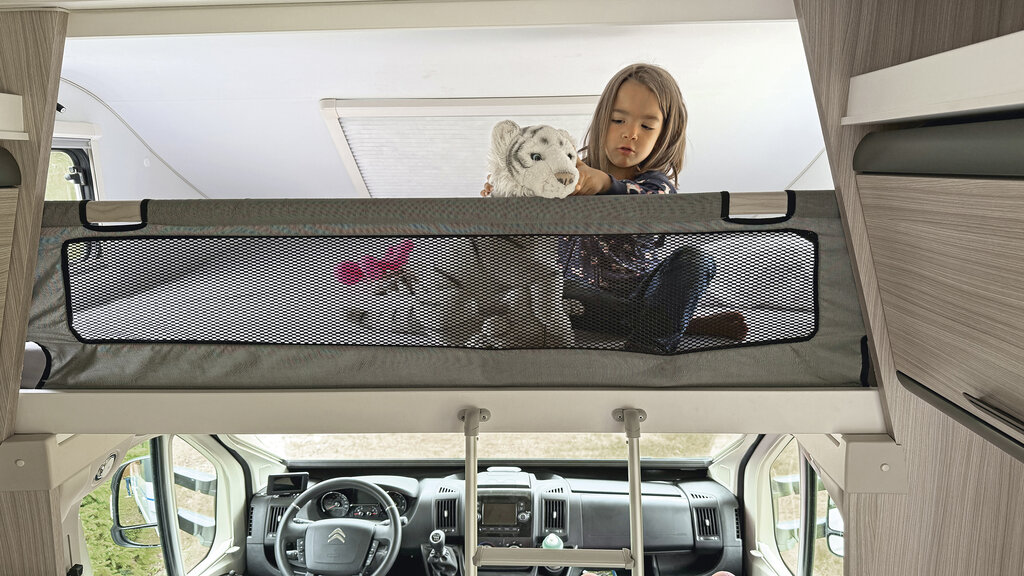 Mädchen sitzt im Alkoven mit ihrem weißen Tiger.