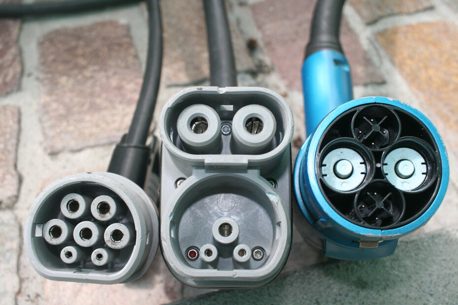 Chademo-combo2-iec-type-2-connectors-side-by-side_Paul_Sladen.jpg