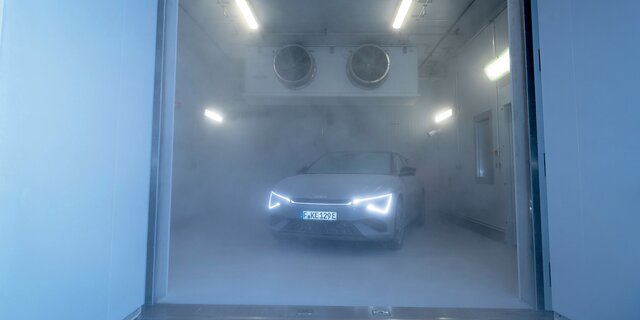 Ein Auto steht in einer stark gekühlten Klimakammer