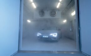Ein Auto steht in einer stark gekühlten Klimakammer