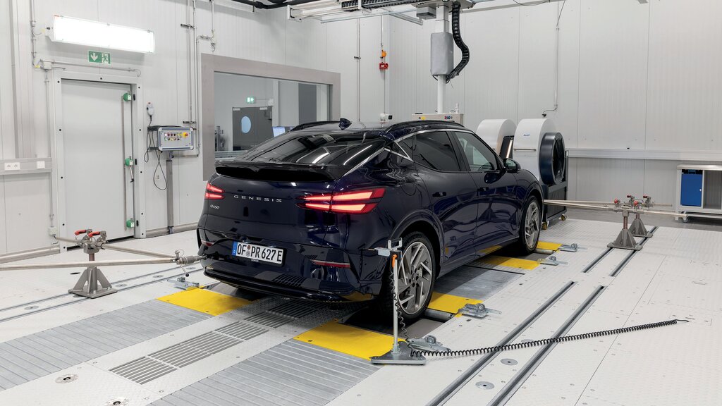 Ein schwarzes Auto steht auf einem Dyno
