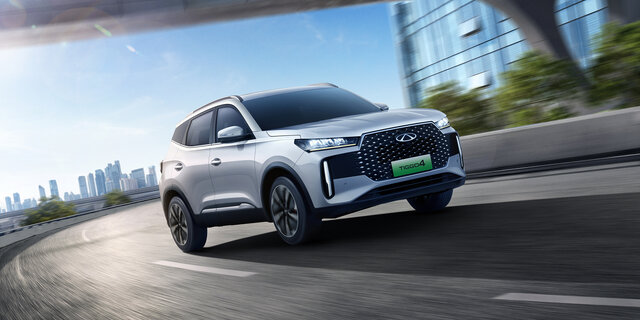 Ein silbernes SUV fährt auf einer Straße in der Stadt