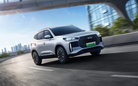 Ein silbernes SUV fährt auf einer Straße in der Stadt