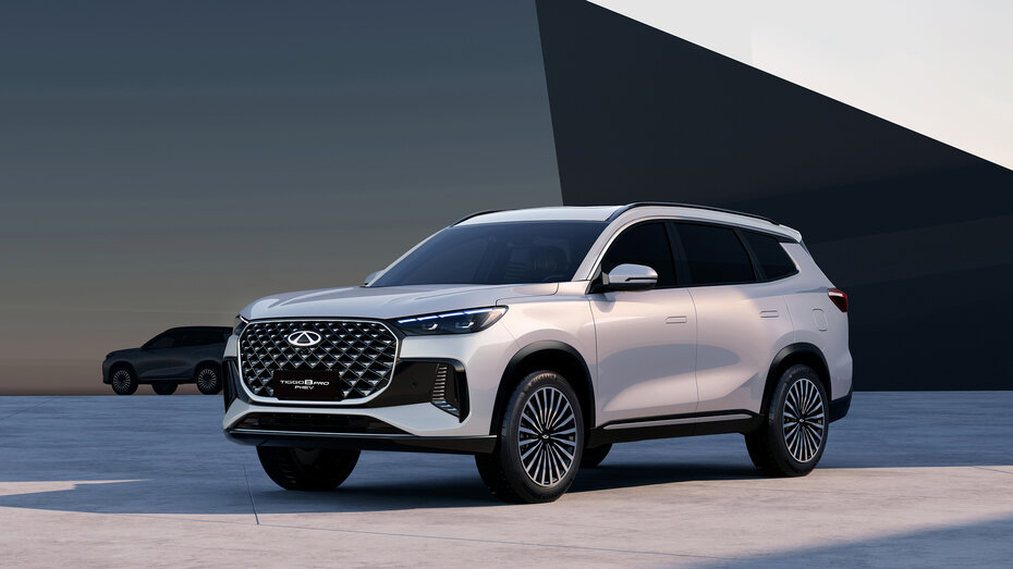 Ein silbernes SUV, im Hintergrund die Silhouette eines anderen SUV