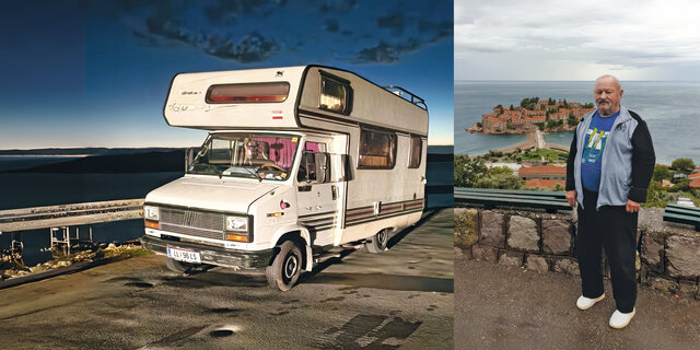 Ein Wohnmobil vor mediterraner Kulisse. Daneben zu sehen ist der Besitzer, ein ÖAMTC-Clubmitglied.