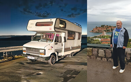 Ein Wohnmobil vor mediterraner Kulisse. Daneben zu sehen ist der Besitzer, ein ÖAMTC-Clubmitglied.