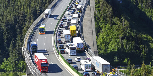 Stau auf einer Fahrtrichtung einer Autobahn