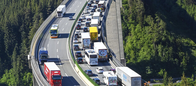 Stau auf einer Fahrtrichtung einer Autobahn
