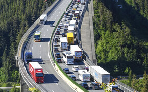 Stau auf einer Fahrtrichtung einer Autobahn