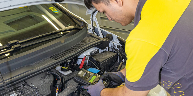 Ein ÖAMTC-Techniker überprüft die Batterie eines Autos
