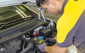 Ein ÖAMTC-Techniker überprüft die Batterie eines Autos