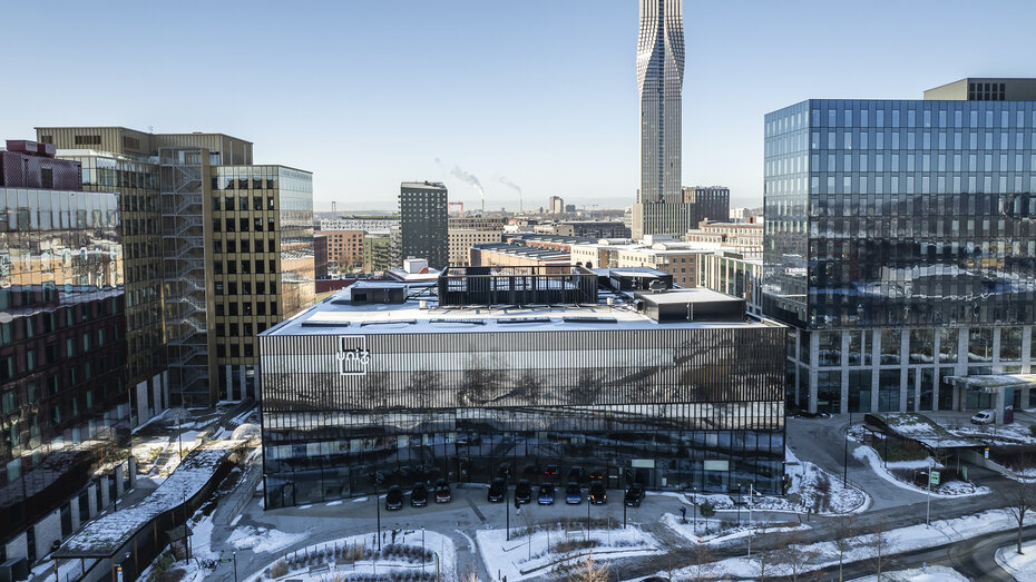 Drohnenaufnahme des Stadtteils Lundbystrand in Göteborg mit dem Wolkenkratzer Karlatornet im HIntergrund.