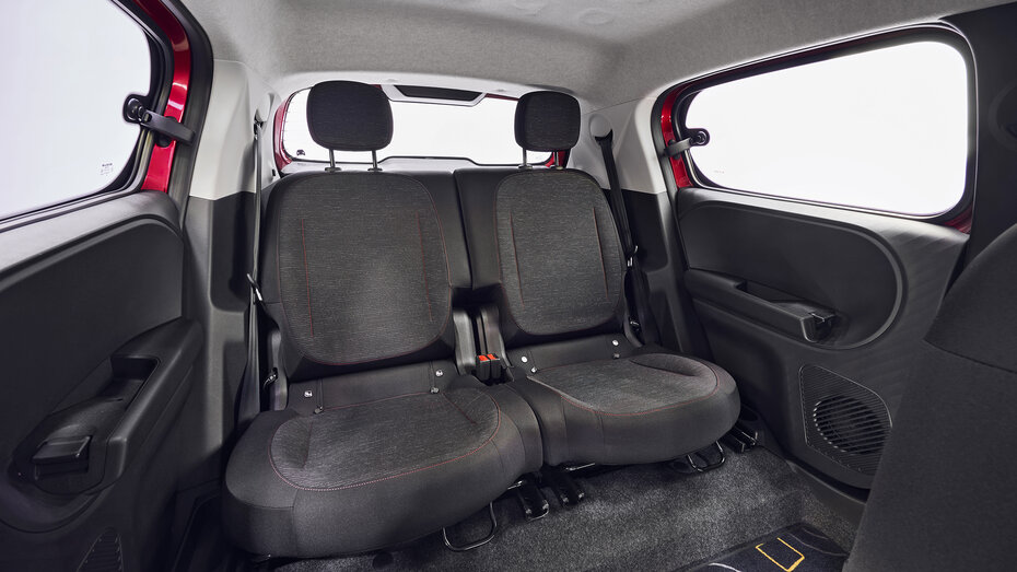 Zwei Rücksitze in einem Auto.