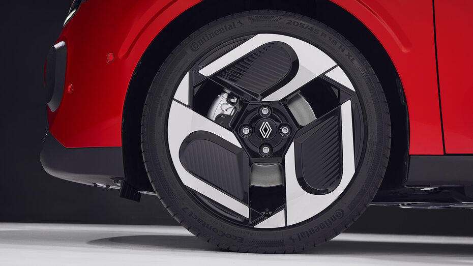 Das linke Vorderrad mit 18-Zoll-Felgen eines roten Renault Twingo 2025.