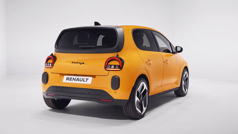 Heck eines orangenen Renault Twingo 2025, der in einem Studio steht.