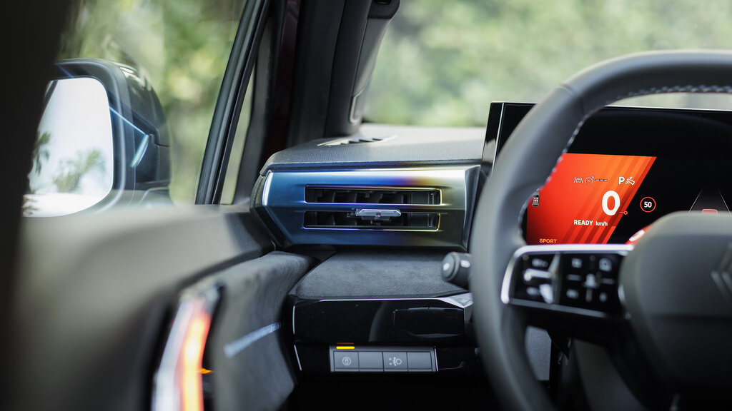 Die Lüftungsdüse auf der Fahrerseite im Cockpit eines Autos, daneben ein Display.