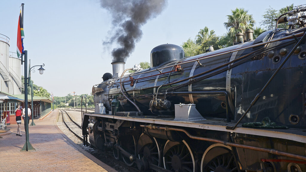 Eine historische Dampflokomotive in der Station, sie dampft bereits.
