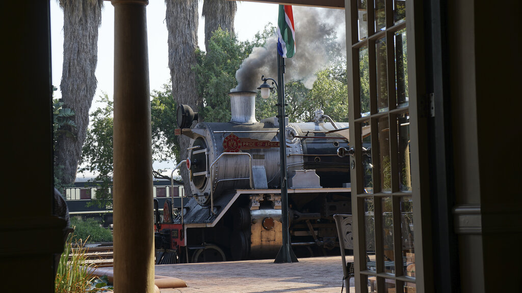 Eine historische Dampflokomotive in der Station, sie dampft bereits.