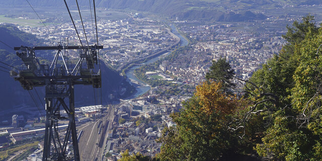 Die Seilbahnkabine überwindet die Kante vom Ritten ins Eisacktal.        