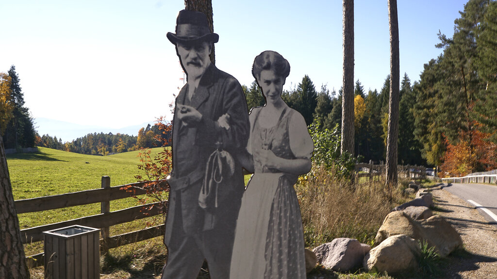 Sigmund Freud als Pappfigur am Wanderweg.