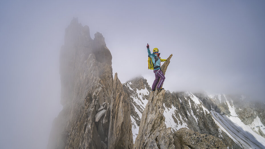Bergsteigerin Marlies Czerny steht auf einem Felsen.