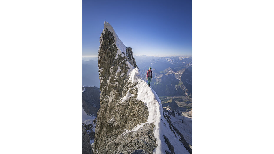 Bergsteigerin Marlies Czerny auf einem schmalen Grat.