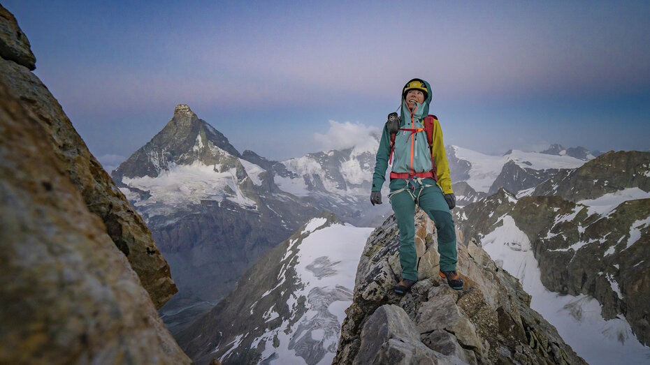 Bergsteigerin Marlies Czerny auf einem felsigen Grat.