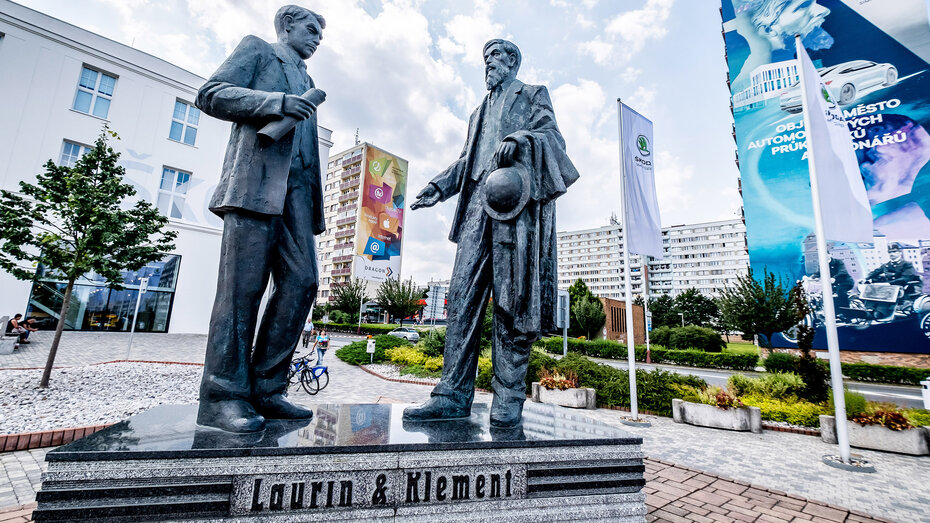 Vaclav Laurins (li.) und Vaclav Klement (re.) als Denkmal vor dem Škoda Museum.