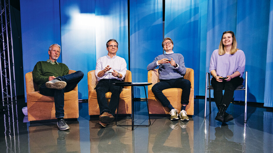 Vier Redakteure spielen auf der Switch. Sie lachen. 