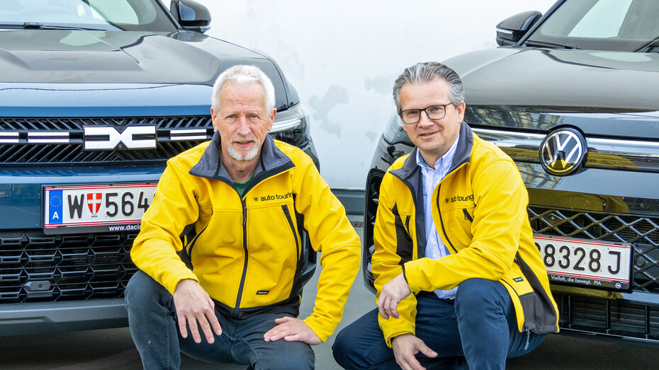 Zwei Redakteure vor zwei Autos