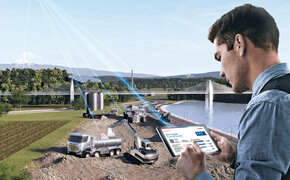 Ein Mann bedient auf seinem Tablet eine App, mit der Unternehmen klimafreundliche Kraftstoffe dokumentieren können.