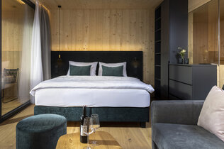 Das Zimmer mit Bett vom Dolomitenhof.