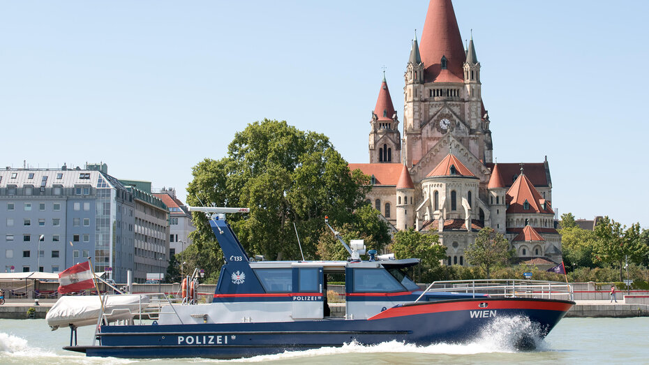 Donaudienst 04cLPD Wien_Bernhard Elbe.jpg