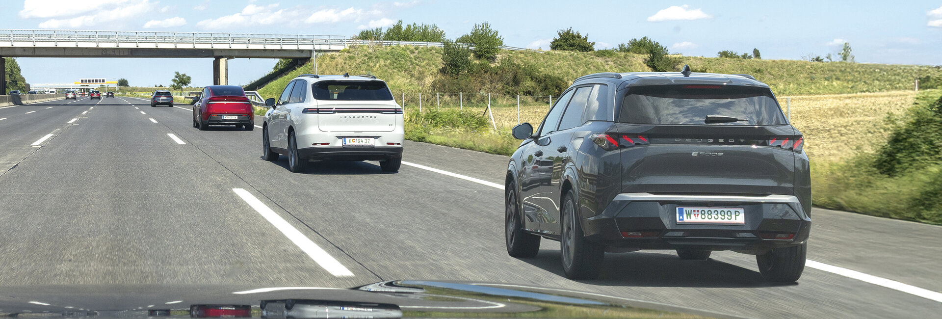 vier autos hintereinander auf der autobahn
