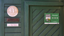 Auf der grünen Eingangstüre des Edelmann-Betriebs ist eine Tafel mit diesem Text angebracht: Urlaub am Bauernhof – Winzerhof 