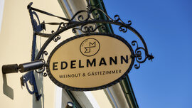 Das ovale Schild über dem Eingang weist darauf hin, dass es den Winzerhof Edelmann schon seit dem Jahr 1659 gibt.