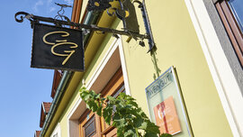 Das Schild über dem Eingang zeigt zwei Großbuchstabe: GG. Die stehen für Gottschuly-Grassl. 