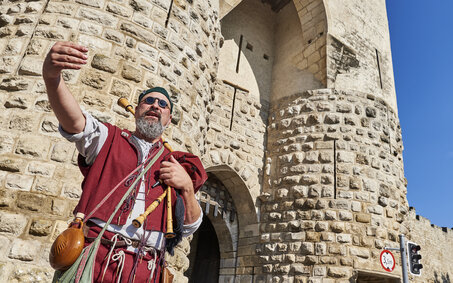 Vor dem Stadttor erzählt der Stadtführer über die Geschichte Hainburgs.