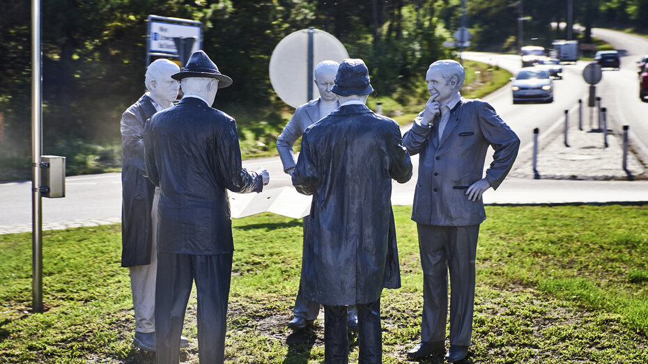 Im Kreisverkehr vor der Auffahrt zur Donaubrücke befindet sich ein Denkmal mit lebensgroßen Figuren.