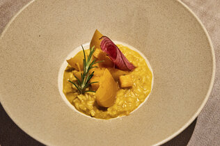 Ein Teller mit einem gelben vegetarischen Gericht.