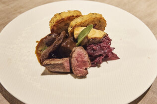 Ein Teller mit einem Fleischgericht.