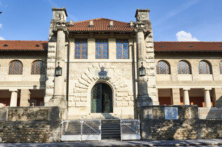 Das Gebäude des Museums besitzt eine Steinfassade, die im Stil eines römischen Patrizierhauses gestaltet ist.