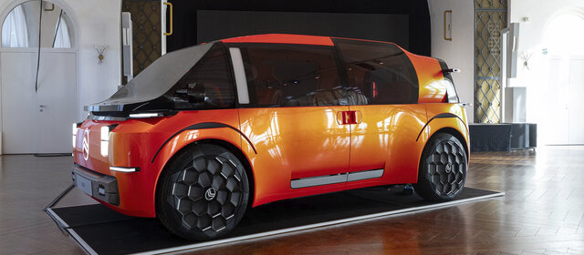 Der Citroen Elo. Er ist Orange, seitlich fotografiert. Er ist sehr futuristisch.