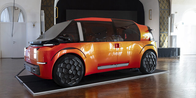 Der Citroen Elo. Er ist Orange, seitlich fotografiert. Er ist sehr futuristisch.