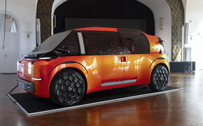 Der Citroen Elo. Er ist Orange, seitlich fotografiert. Er ist sehr futuristisch.