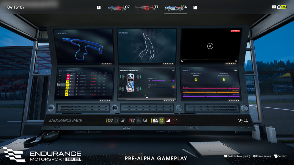 Screenshot aus Endurance Motorsport Series. Man sieht mehrere Bildschirme, Kontrollzentrum beim Rennen. 